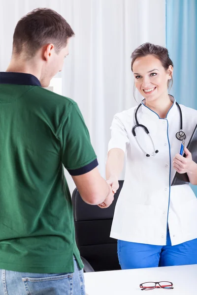 Doctor shakes hands with patient — Stock Photo, Image