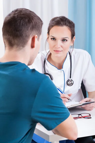 Arzt hört dem Patienten zu — Stockfoto