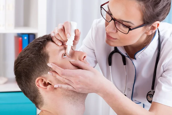 Médico ajuda o paciente — Fotografia de Stock