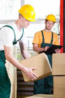 Danışman ve depo işçisi iş sırasında