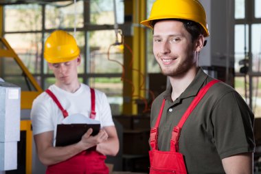 fabrikada çalışan iki uzman