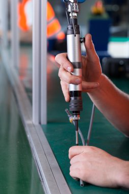 Pnömatik tornavida kullanarak el yakın çekim