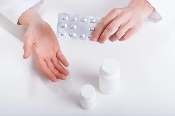 Doctor shows a chemicals — Stock Photo, Image