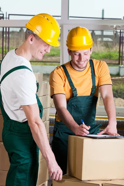 Warehouse workers talking during job — Stock Photo, Image