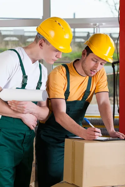 Warehouse workers checking number of boxes — Stock Photo, Image