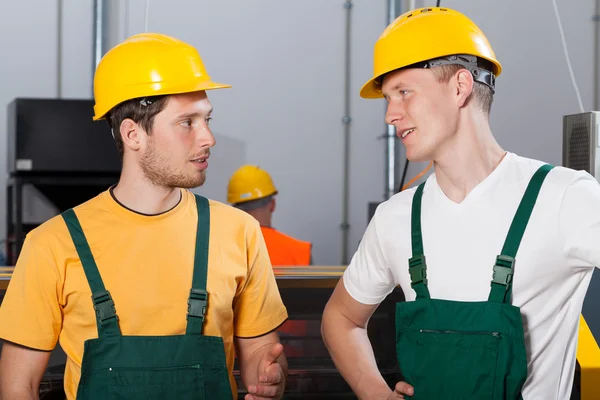 Two young workers in production area — Stock Photo, Image