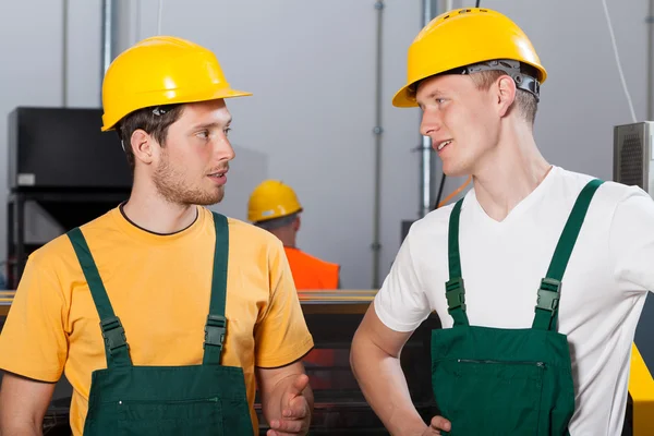 Due giovani lavoratori nella zona di produzione — Foto Stock