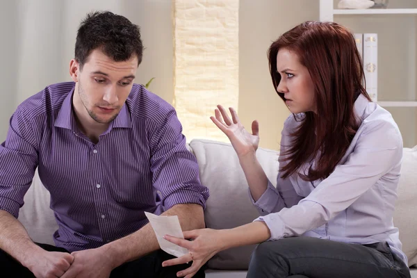 Angry wife showing bills — Stock Photo, Image