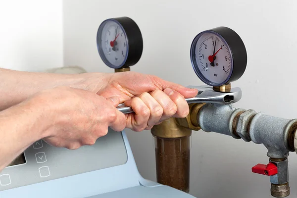 Muž ruce oprava tlakoměru — Stock fotografie