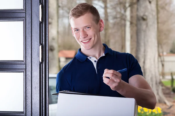 Mann nimmt Paket an — Stockfoto