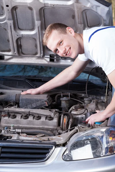 Usmívající se mechanik v práci — Stock fotografie