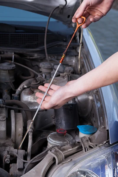 Oil level checking — Stock Photo, Image