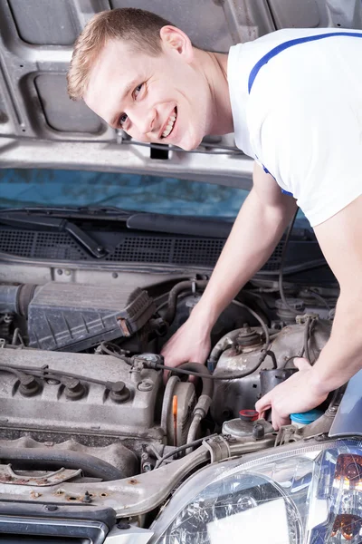 Mekaniker kontrollerar en bilmotor — Stockfoto