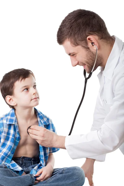 Kinderarzt untersucht Jungen — Stockfoto