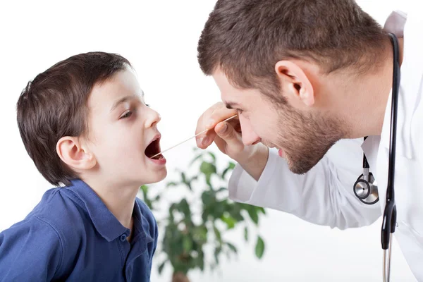 Pojkens mun undersökning — Stockfoto