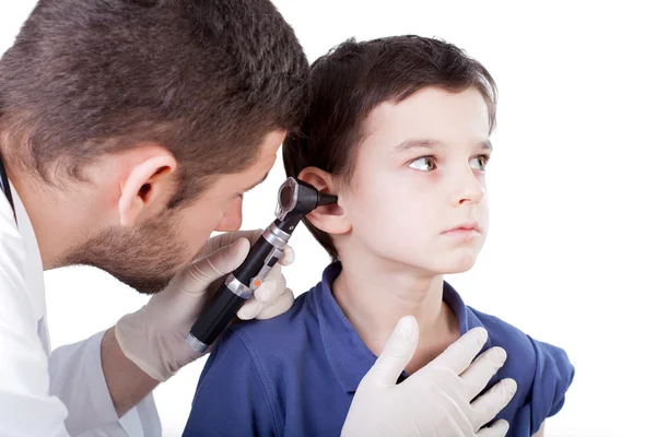 Chłopiec z chore ucho — Zdjęcie stockowe