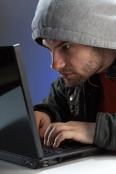 Ein Hacker auf einem Laptop — Stockfoto