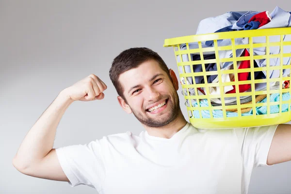 Homem feliz doingg lavanderia — Fotografia de Stock