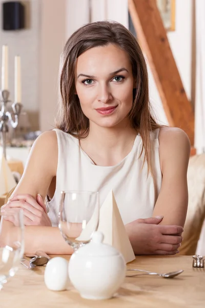 Kvinna väntar man i restaurangen — Stockfoto