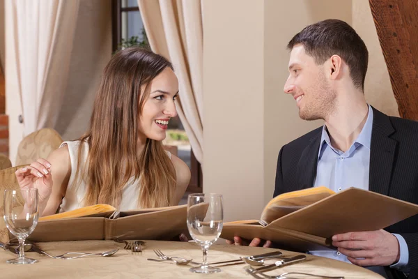 Pareja antes de realizar un pedido —  Fotos de Stock