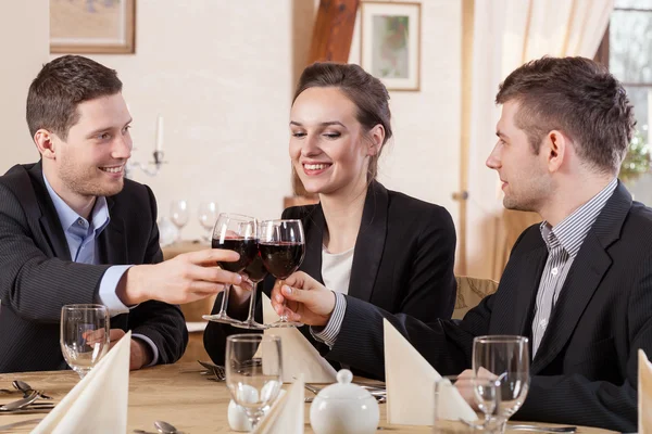 Amigos bebendo vinho em um restaurante — Fotografia de Stock