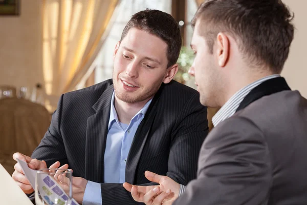 Conversación de negocios en restaurante — Foto de Stock