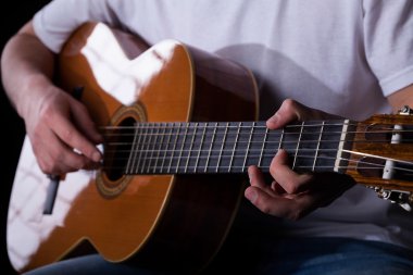 gitarist elinde gitar çalmak