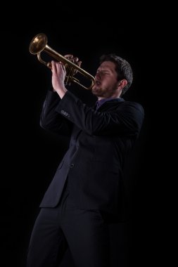 Trompet çalan adam