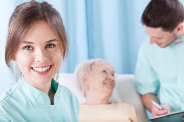 hastane yatağında yatan kadın