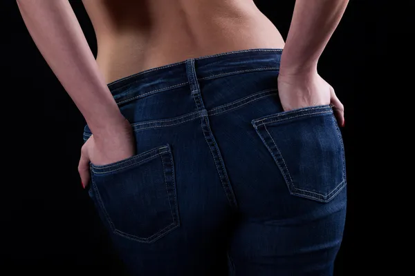 Жінка одягнена в джинси — стокове фото