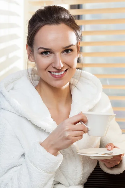 Frau im Bademantel — Stockfoto