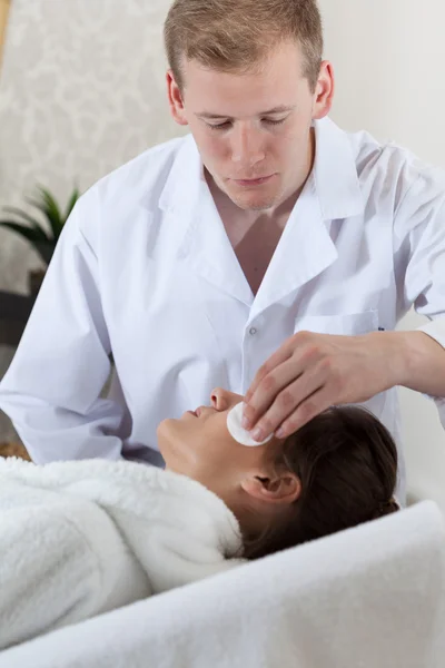 Schoonheidsspecialiste verwijderen van make-up — Stockfoto