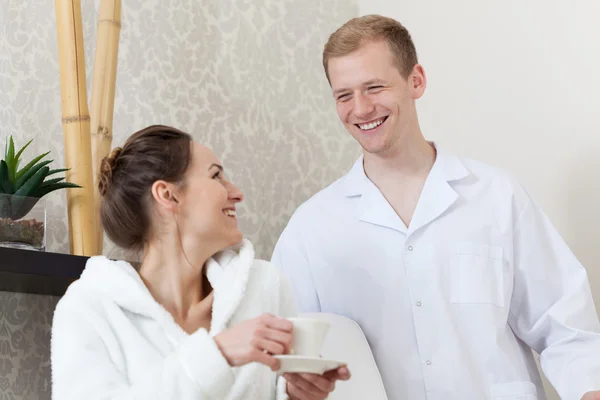 Masseur talking to patient — Stock Photo, Image