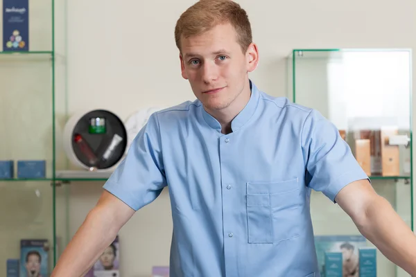 Mann arbeitet im Kursalon — Stockfoto