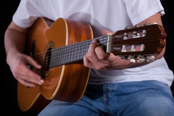 Mains de guitariste jouant de la guitare — Photo