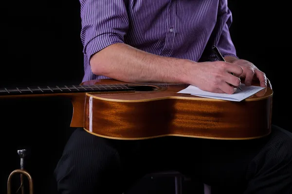 Guitarrista escrevendo uma música — Fotografia de Stock