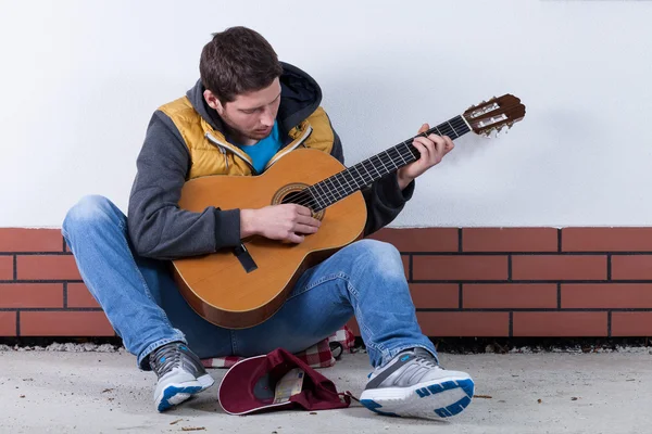 Homme jouant de la guitare dans la rue — Photo