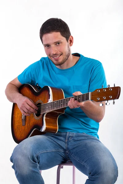 Hombre tocando en la guitarra acústica — Foto de Stock