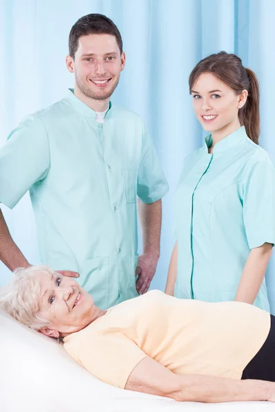 Signora sdraiata sul letto — Foto Stock