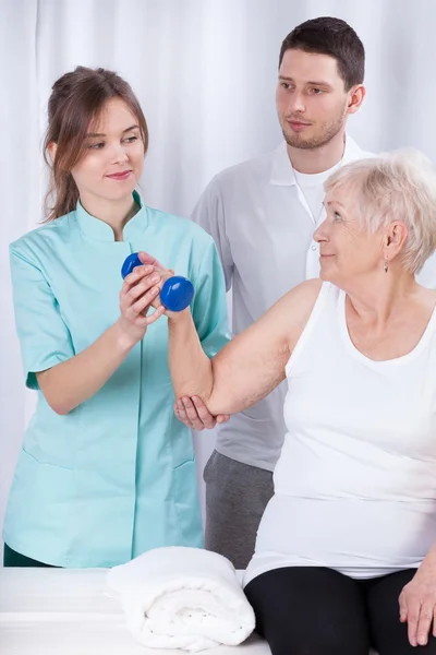 Frau übt während der Reha — Stockfoto