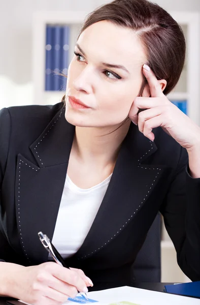 Geschäftsfrau konzentriert sich auf Arbeit — Stockfoto