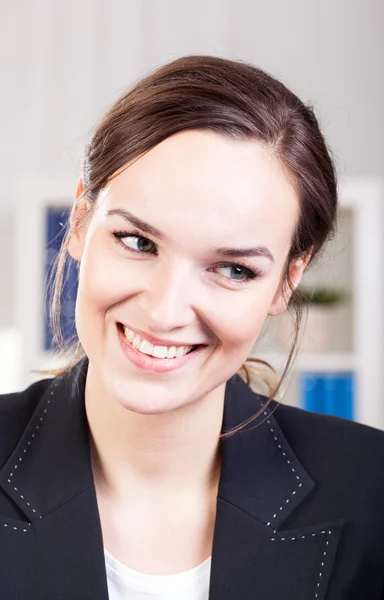 Vrouw in een jas glimlachen — Stockfoto