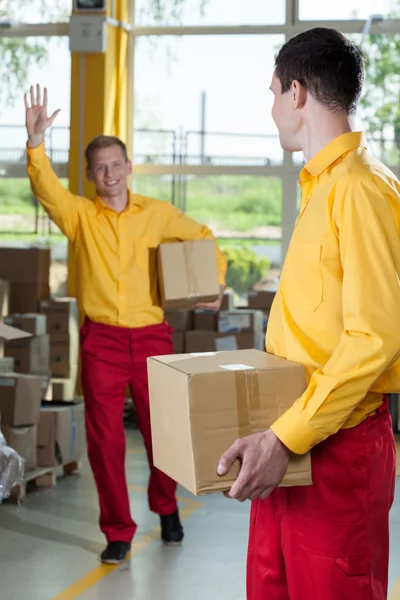 Lagerhållare gör sitt jobb — Stockfoto