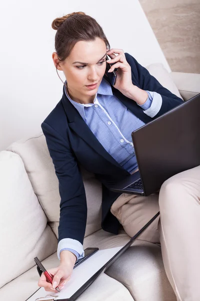 Frau arbeitet zu Hause — Stockfoto