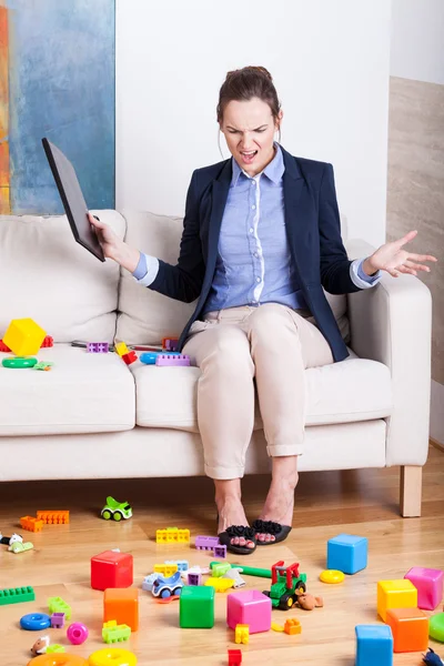 Vrouw zittend op een bank — Stockfoto