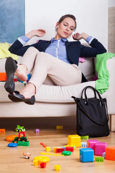 Businesswoman sitting on couch — Stock Photo, Image