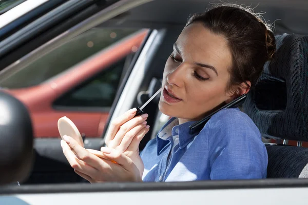 Woman standing in a traffic jam — Stock Photo, Image