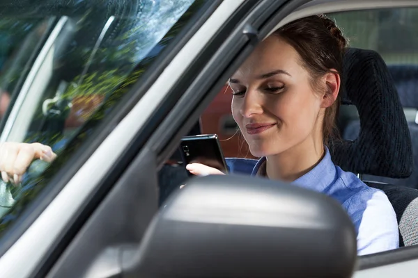 Vrouw sms 'en op mobiele telefoon — Stockfoto