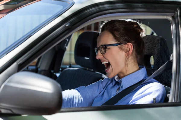 Mulher parando o carro — Fotografia de Stock