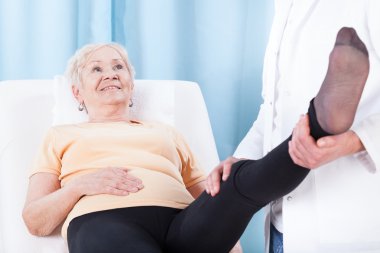 kadın bacak rehabilitasyon sırasında
